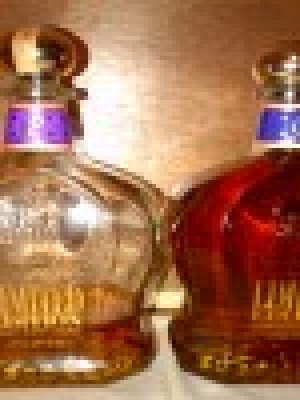 Seagram's 1975 CROWN ROYAL Limited Edition 750 ml 40 % abv Bottle BAH075 excise stamp A00008510